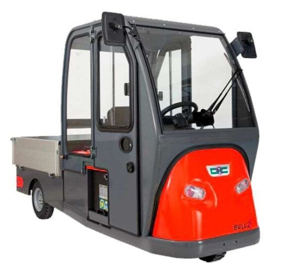 Tractor Eléctrico cabinado de 2.000 Kg con plataforma de carga