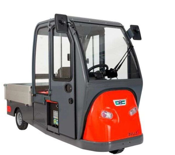 Tractor Eléctrico cabinado de 5.000 Kg con plataforma de carga